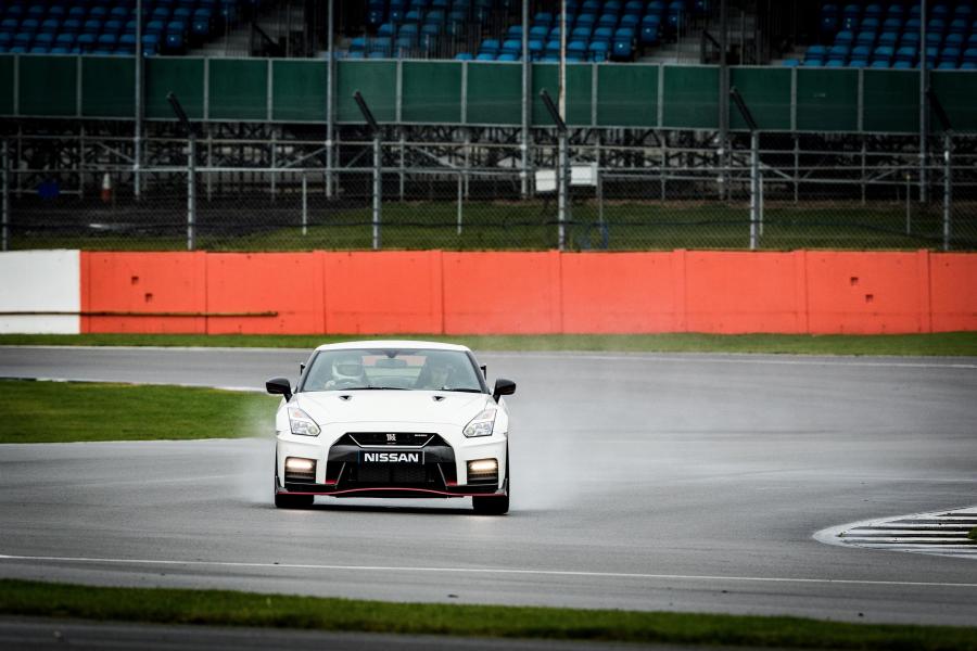  Nissan GT-R Nismo 2017 года  (UK) (фото 14 из 21)